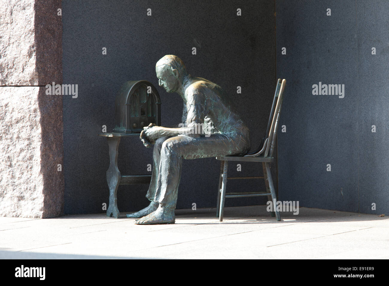 Statua del povero uomo ascolta la radio Foto Stock