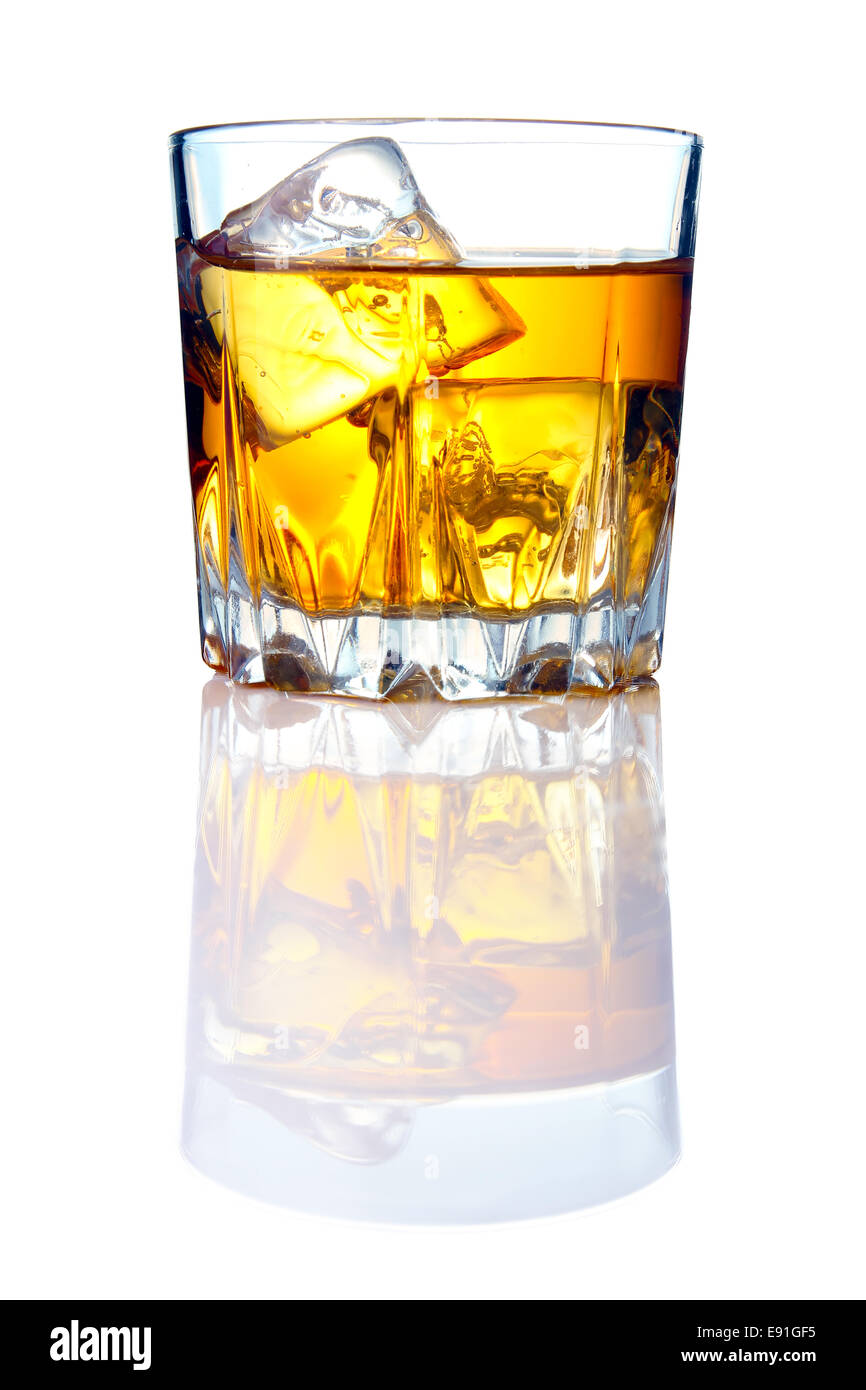 Bicchiere di whiskey con cubetti di ghiaccio e riflessi Foto Stock