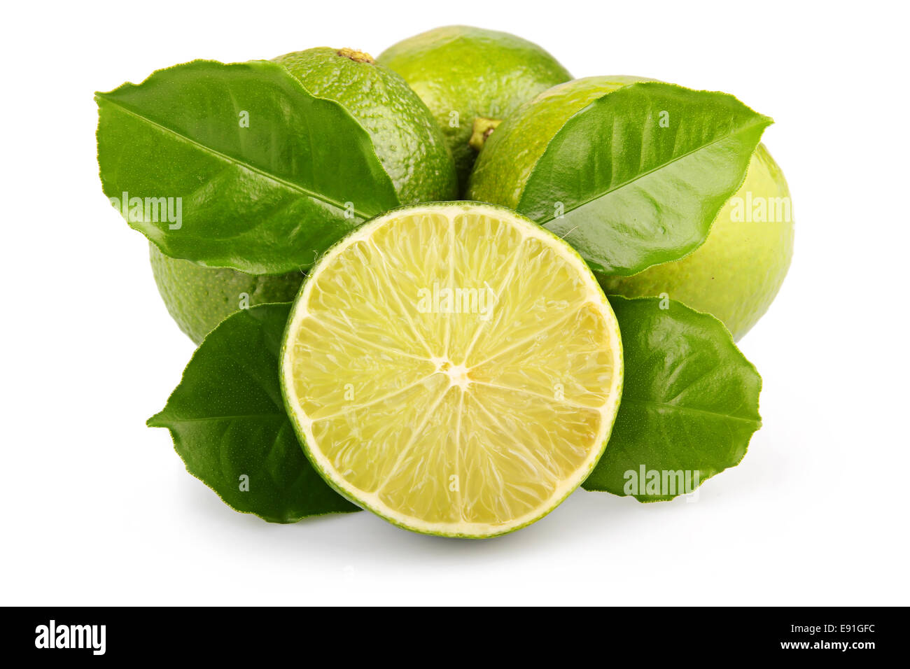 Lime maturi frutti con foglie verdi isolati Foto Stock