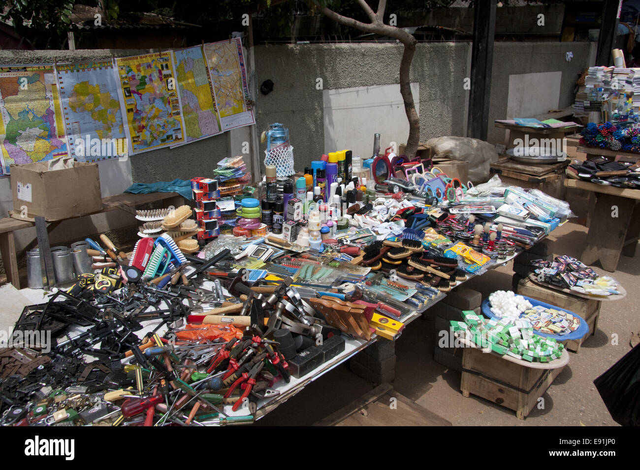 Pressione di stallo di mercato ad Accra con diurna oggetti usati Foto Stock