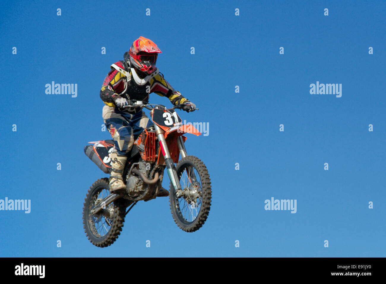 Motocicletta saltando contro il cielo blu Foto Stock