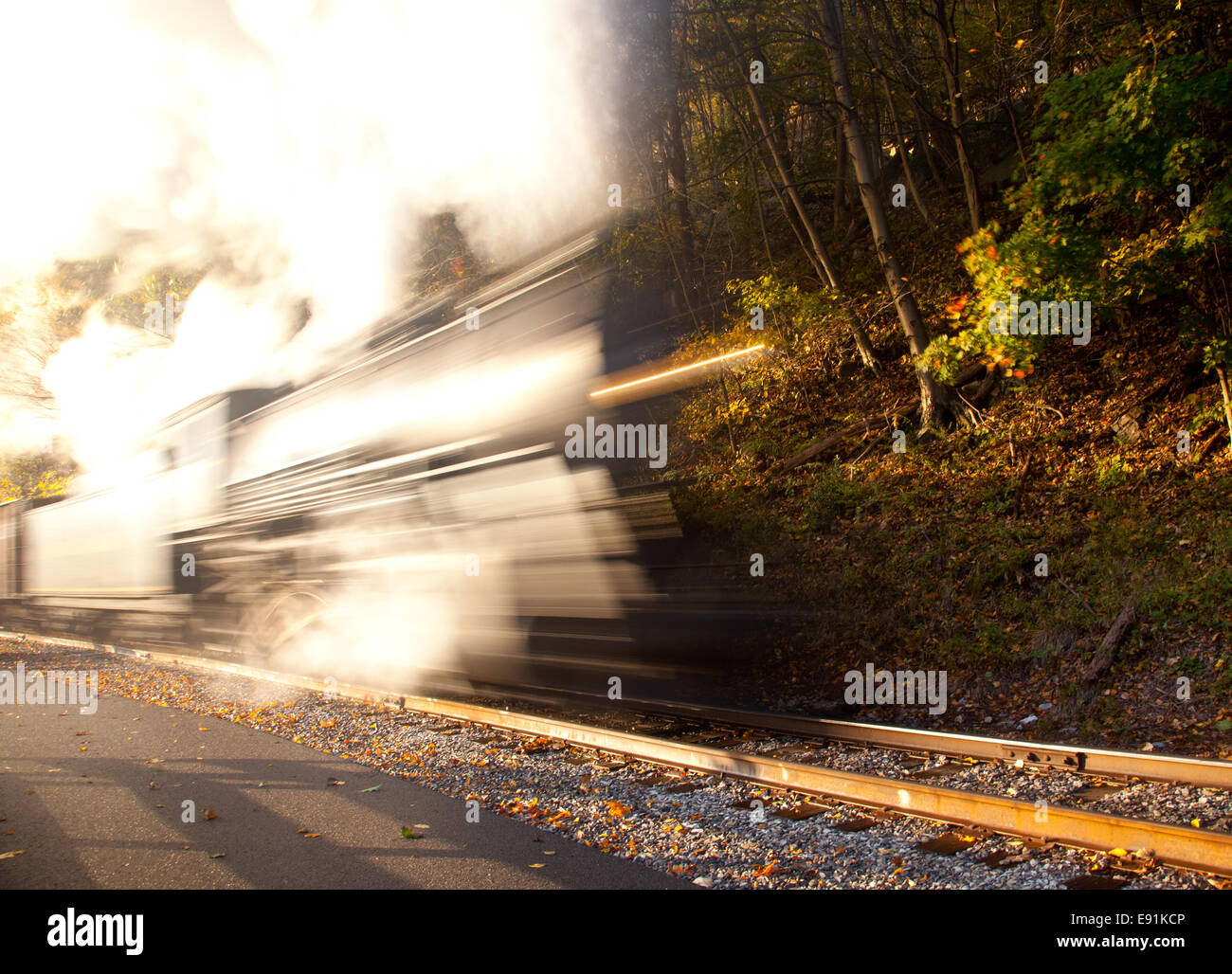 Treno a vapore poteri lungo la ferrovia Foto Stock