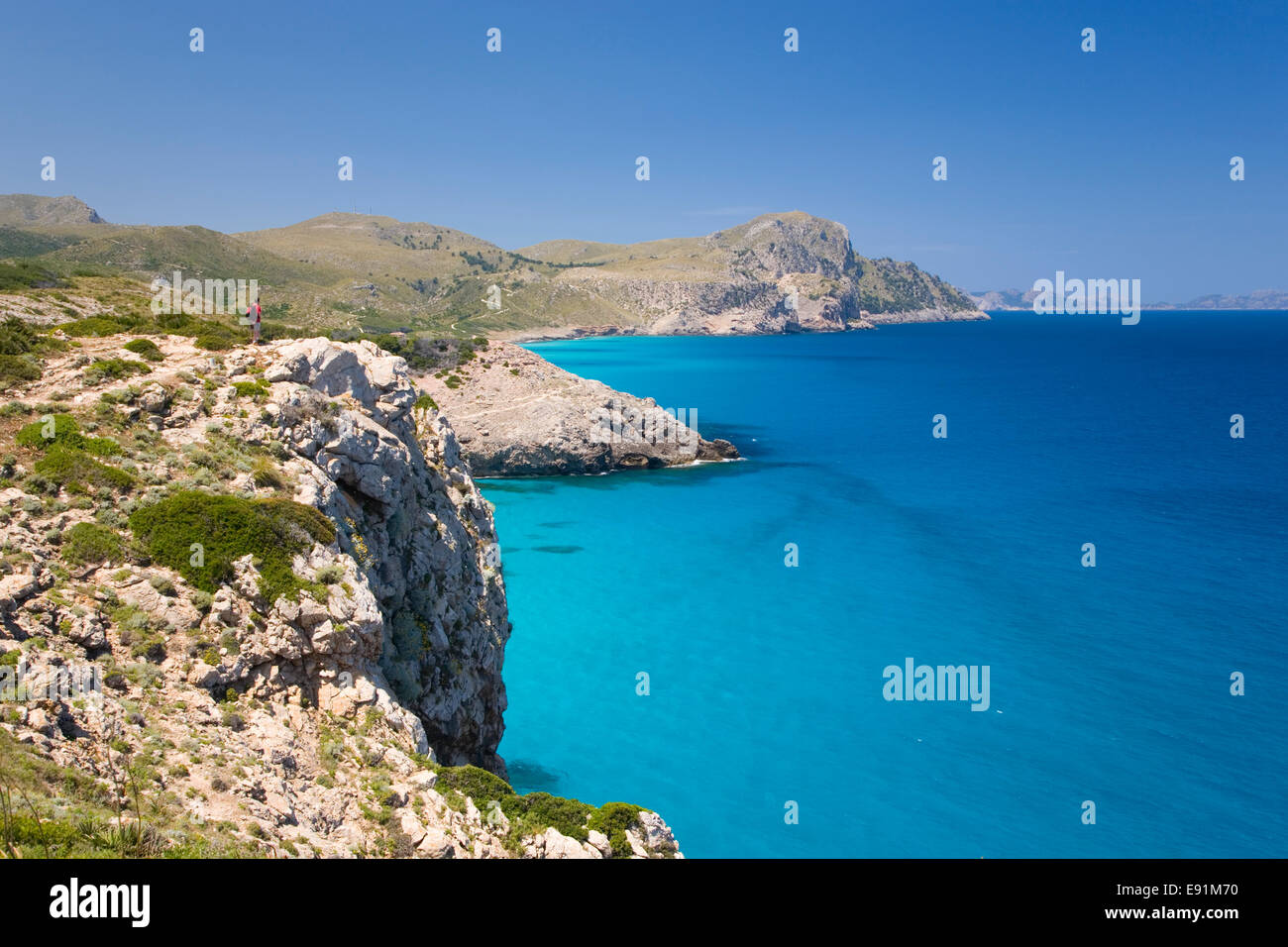 Artà, Maiorca, isole Baleari, Spagna. Vista dalla costa scoscesa vicino a Cala Matzoc attraverso il mare turchese a Cap Ferrutx. Foto Stock