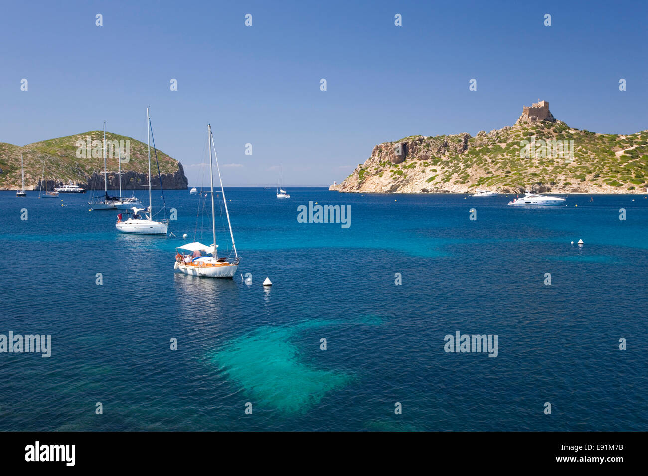 Isola di Cabrera, Maiorca, isole Baleari, Spagna. Vista sulla baia al castello del XIV secolo, yacht al di ancoraggio. Foto Stock