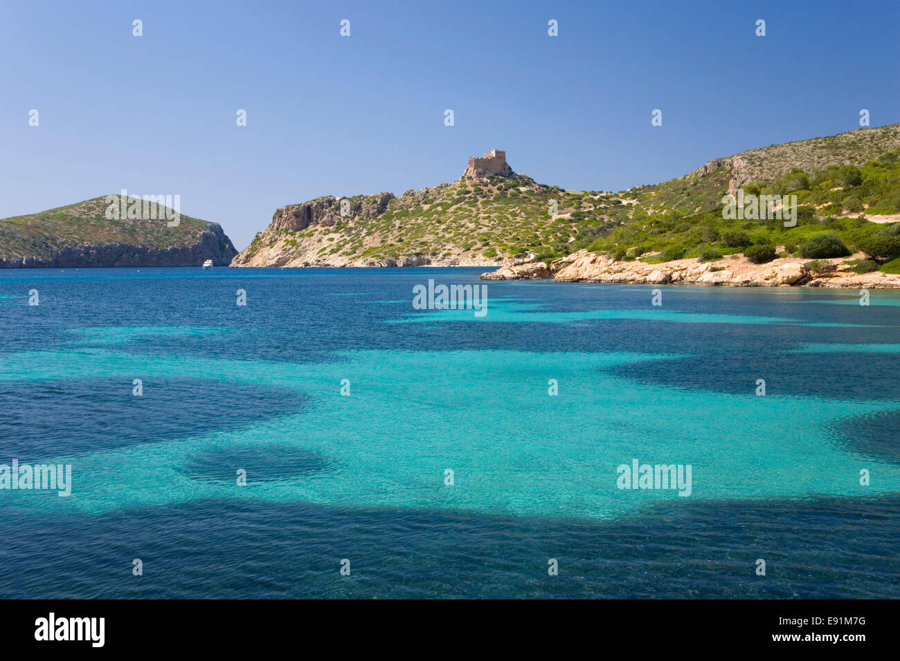 Isola di Cabrera, Maiorca, isole Baleari, Spagna. Vista sulla baia al castello del XIV secolo. Foto Stock