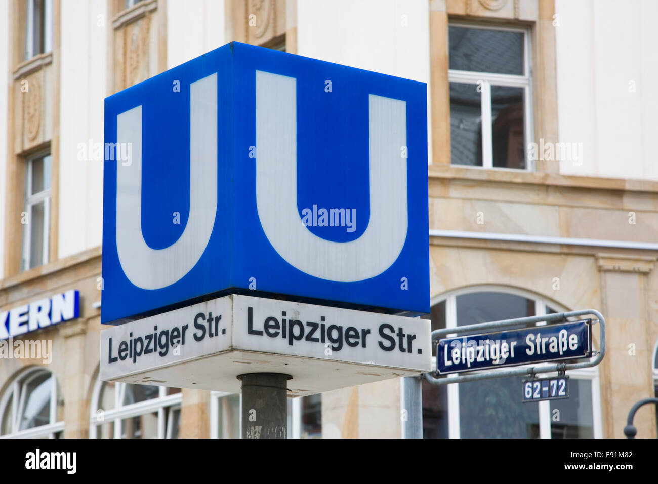 Frankfurt am Main, Hesse, Germania. Segno al di fuori della Leipziger Strasse della U-Bahn, quartiere Bockenheim. Foto Stock