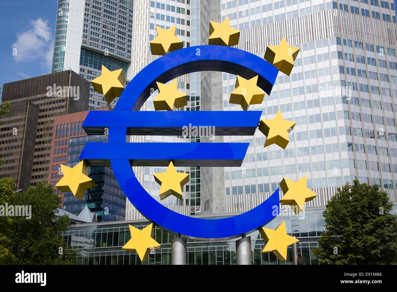 Frankfurt am Main, Hesse, Germania. Euro gigante firmare sotto la Banca centrale europea sede in Willy-Brand-Platz. Foto Stock