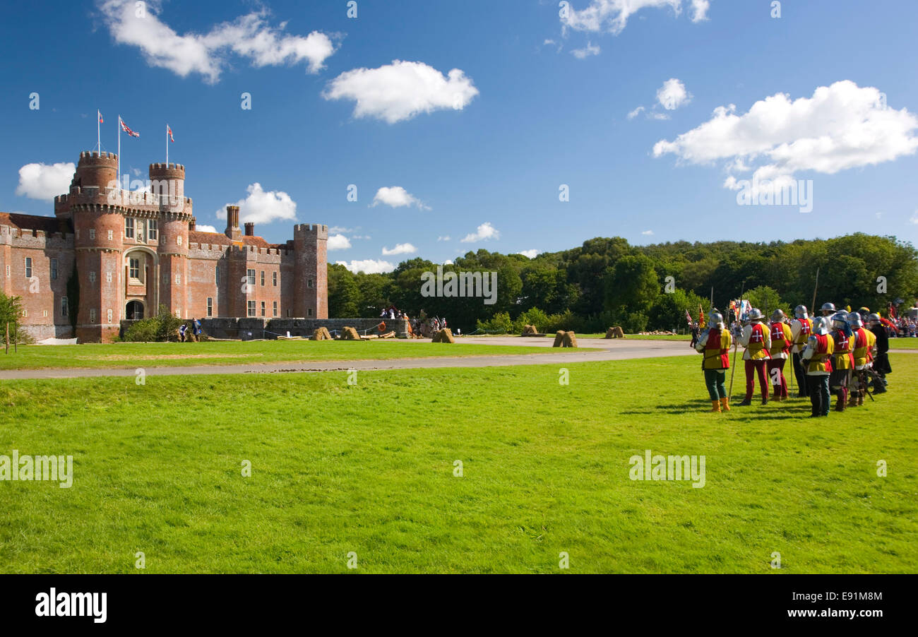 Herstmonceux, East Sussex, Inghilterra. Combattenti in costume rivivere un castello medievale assedio al Castello di Herstmonceux. Foto Stock