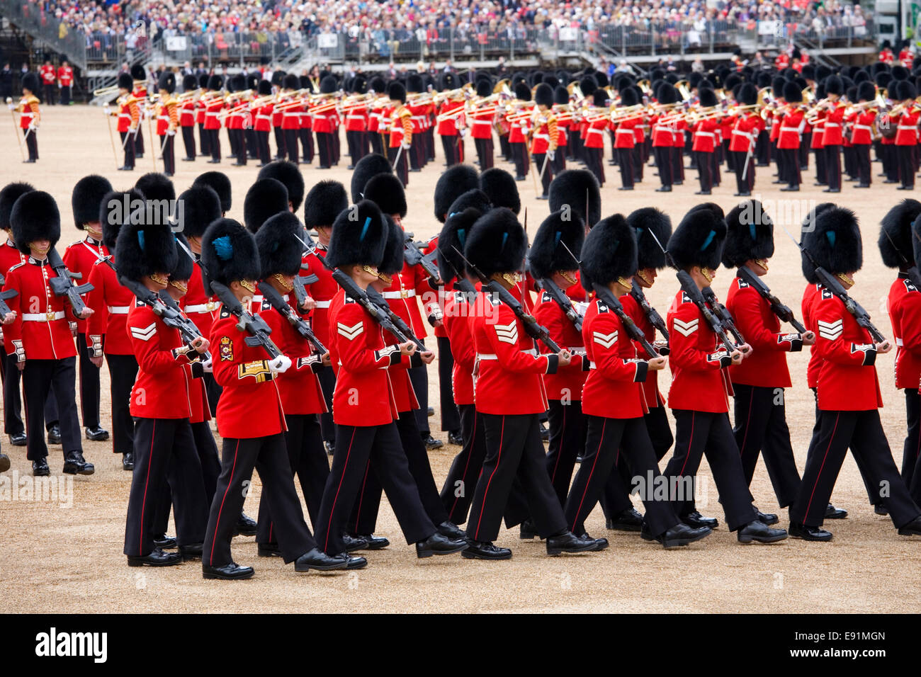 London, Greater London, England. Le protezioni del piede della famiglia divisione marciando in formazione a del colonnello cerimonia di revisione. Foto Stock