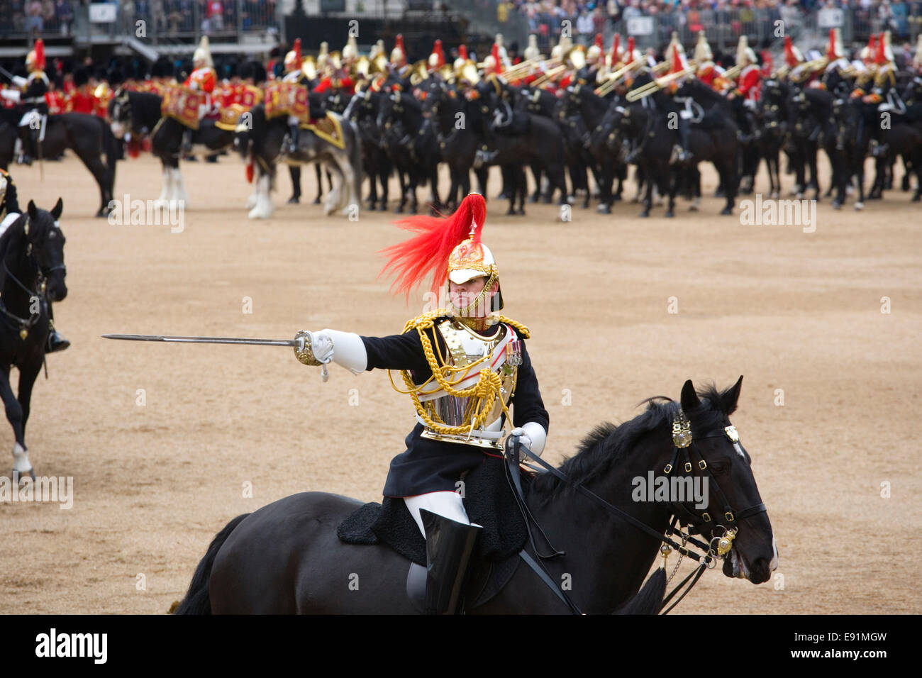 London, Greater London, England. Un Blues e Royals capitano a cavallo con spada distesa in corrispondenza del colonnello cerimonia di revisione. Foto Stock