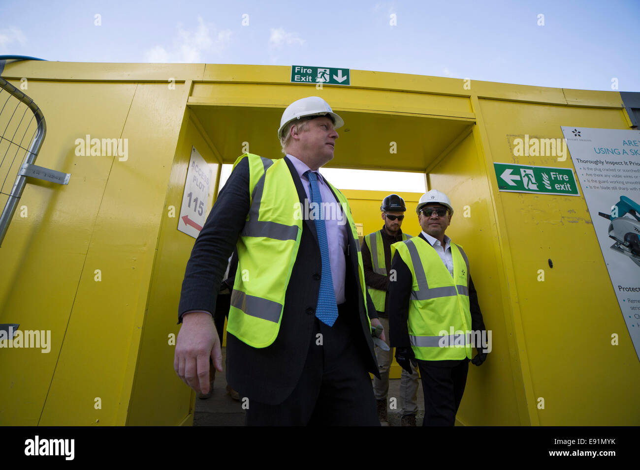 Londra, Regno Unito. Xvii oct, 2014. Il sindaco Boris Johnson visite nuovo vicinato nella penisola di Greenwich 2014 © Guy Corbishley/Alamy Live Foto Stock