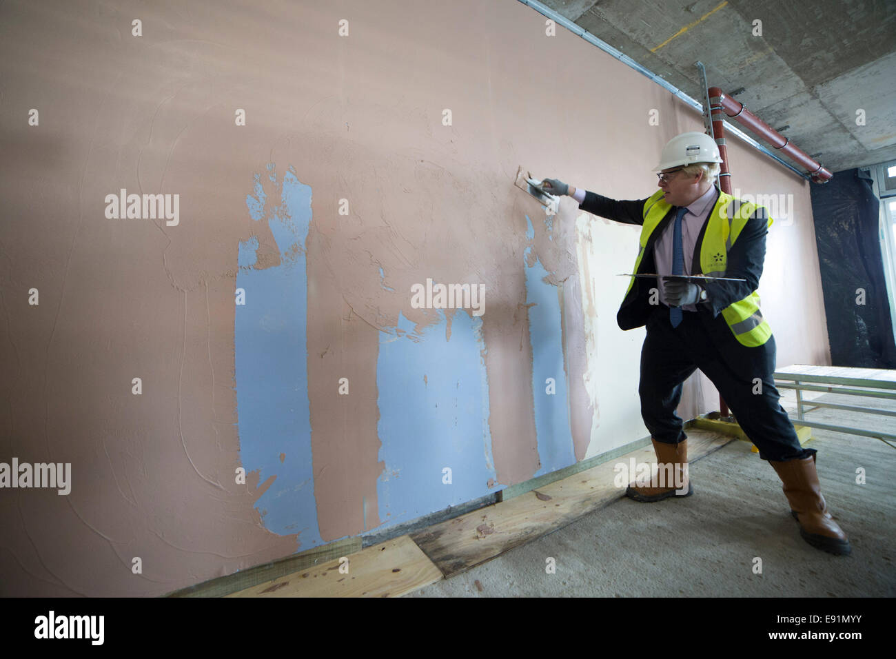 Londra, Regno Unito. Xvii oct, 2014. Il sindaco Boris Johnson visite nuovo vicinato nella penisola di Greenwich 2014 © Guy Corbishley/Alamy Live Foto Stock