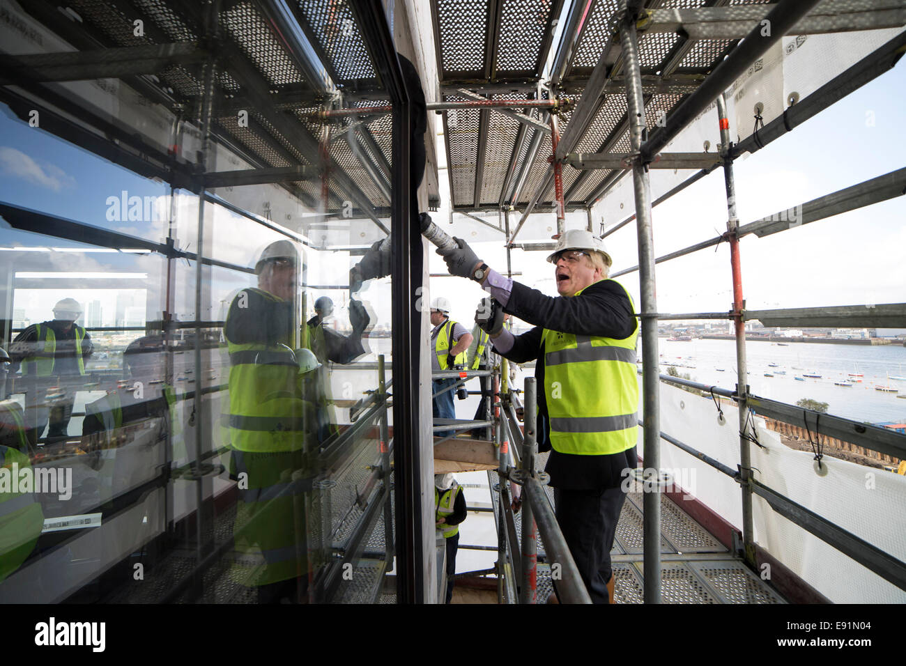 Londra, Regno Unito. Xvii oct, 2014. Il sindaco Boris Johnson visite nuovo vicinato nella penisola di Greenwich 2014 © Guy Corbishley/Alamy Live Foto Stock
