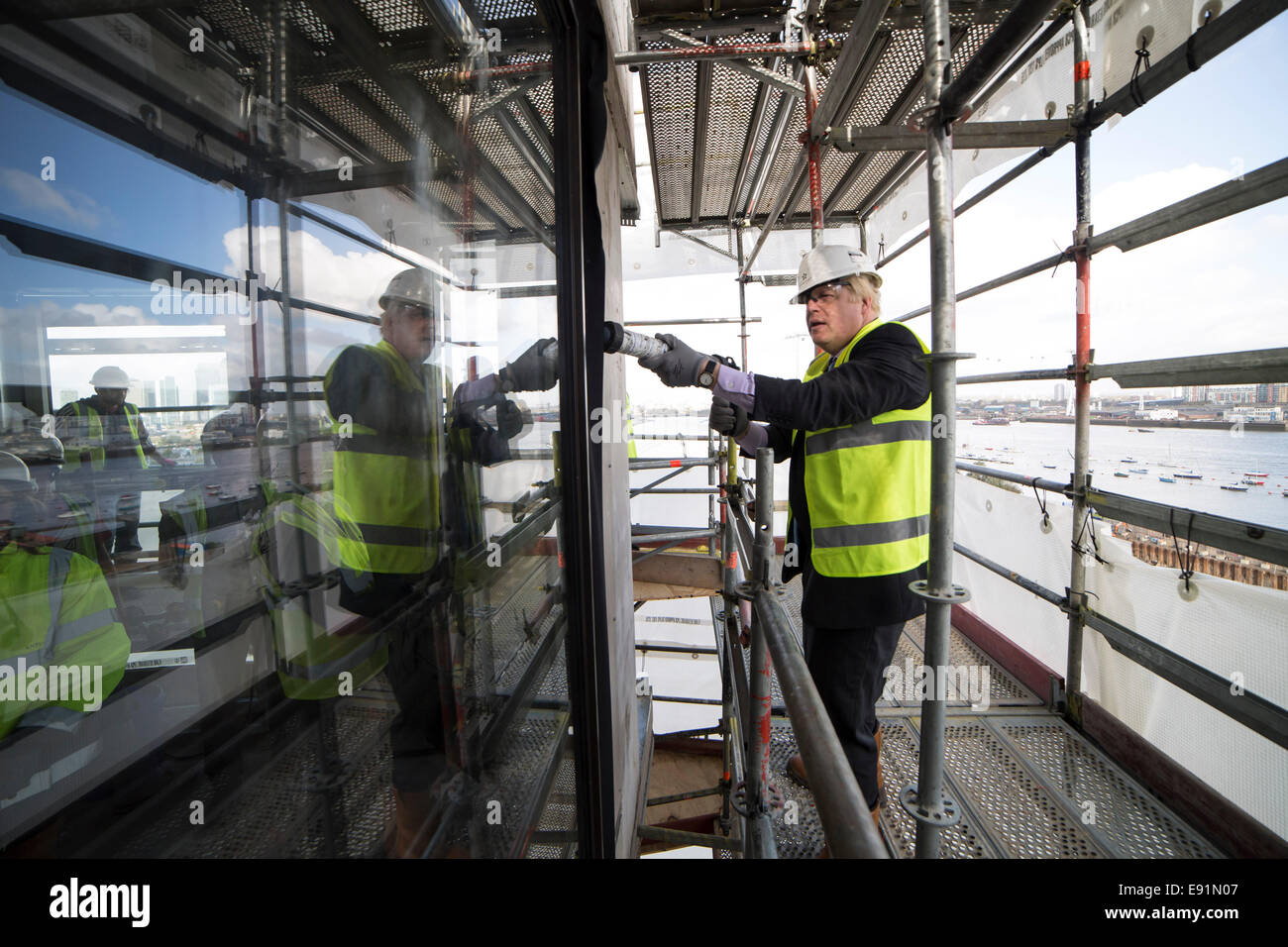 Londra, Regno Unito. Xvii oct, 2014. Il sindaco Boris Johnson visite nuovo vicinato nella penisola di Greenwich 2014 © Guy Corbishley/Alamy Live Foto Stock