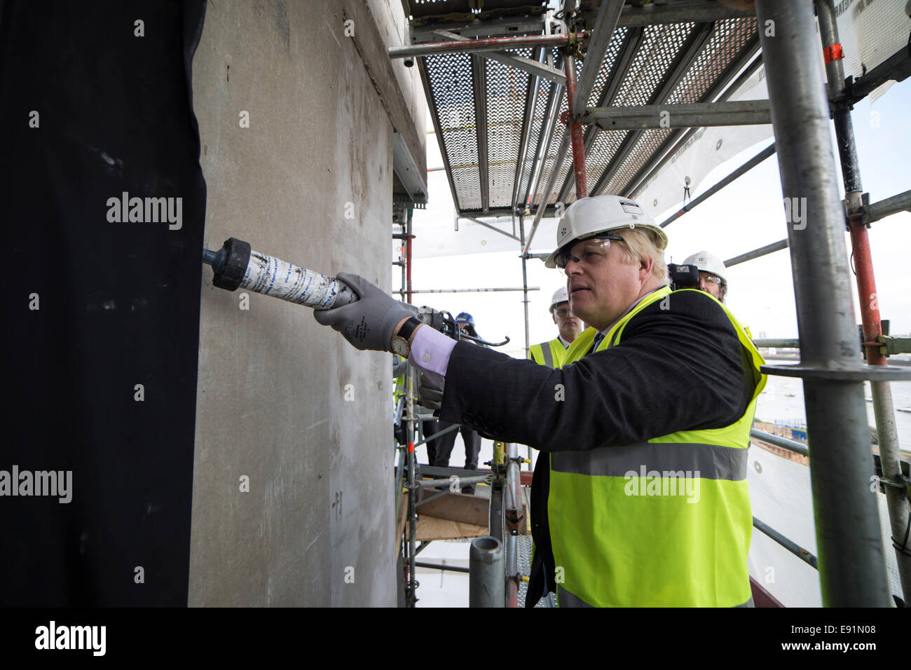Londra, Regno Unito. Xvii oct, 2014. Il sindaco Boris Johnson visite nuovo vicinato nella penisola di Greenwich 2014 © Guy Corbishley/Alamy Live Foto Stock