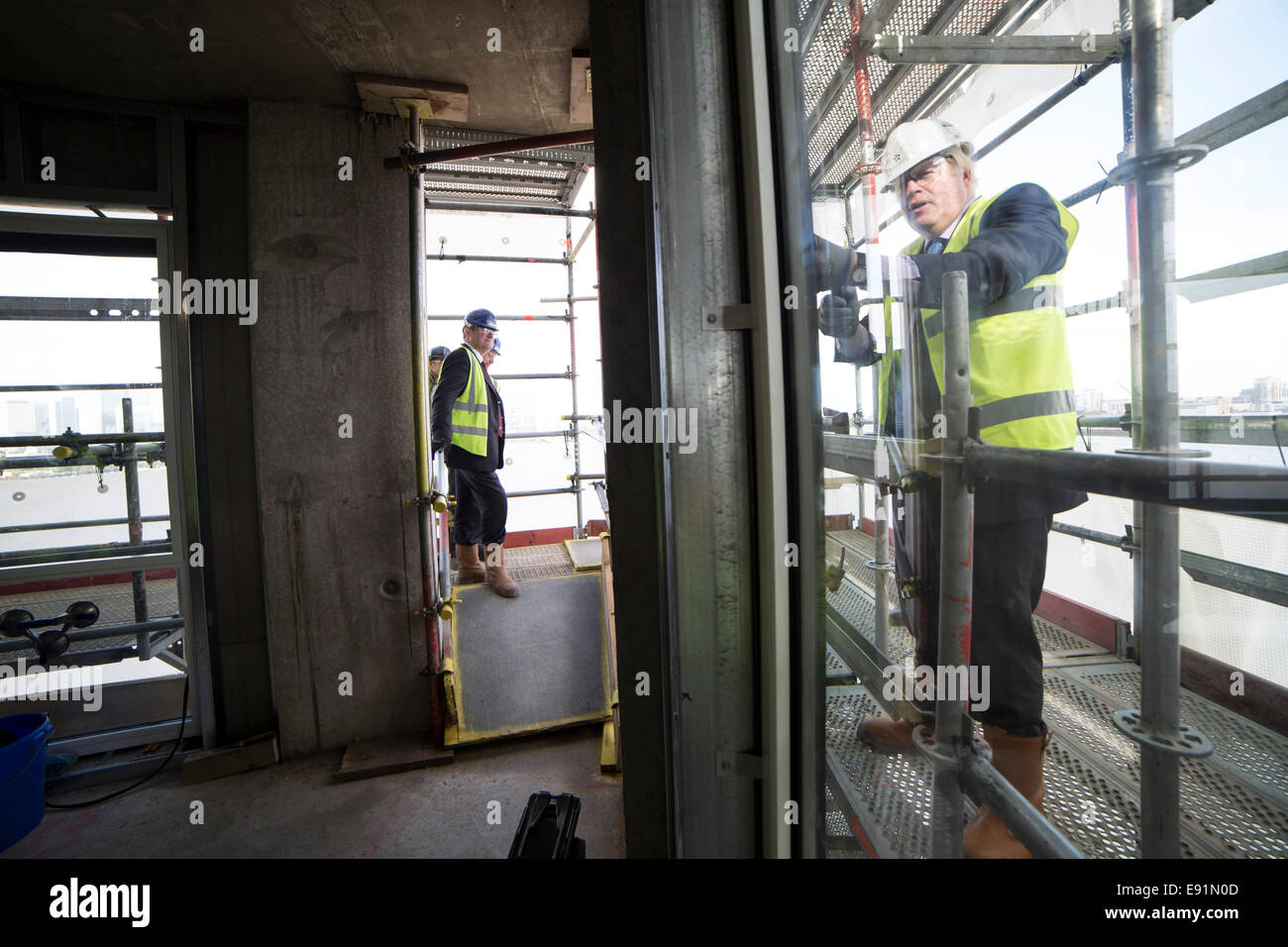 Londra, Regno Unito. Xvii oct, 2014. Il sindaco Boris Johnson visite nuovo vicinato nella penisola di Greenwich 2014 © Guy Corbishley/Alamy Live Foto Stock