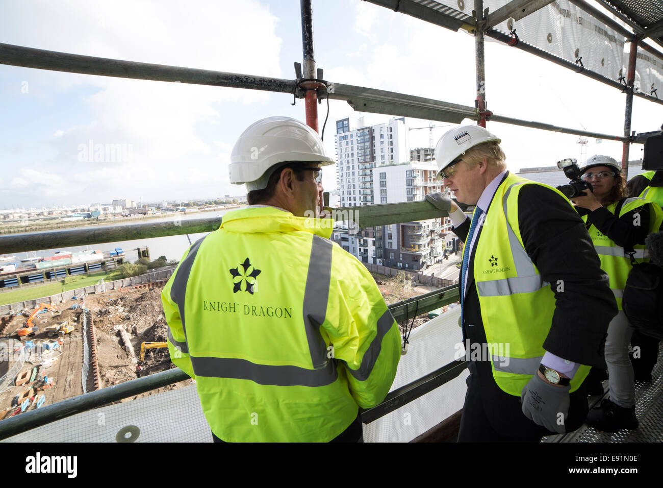 Londra, Regno Unito. Xvii oct, 2014. Il sindaco Boris Johnson visite nuovo vicinato nella penisola di Greenwich 2014 © Guy Corbishley/Alamy Live Foto Stock