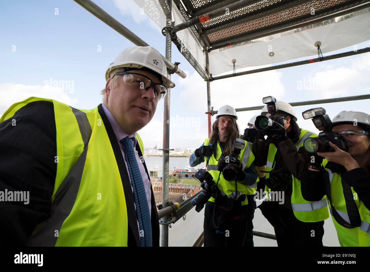 Londra, Regno Unito. Xvii oct, 2014. Il sindaco Boris Johnson visite nuovo vicinato nella penisola di Greenwich 2014 © Guy Corbishley/Alamy Live Foto Stock
