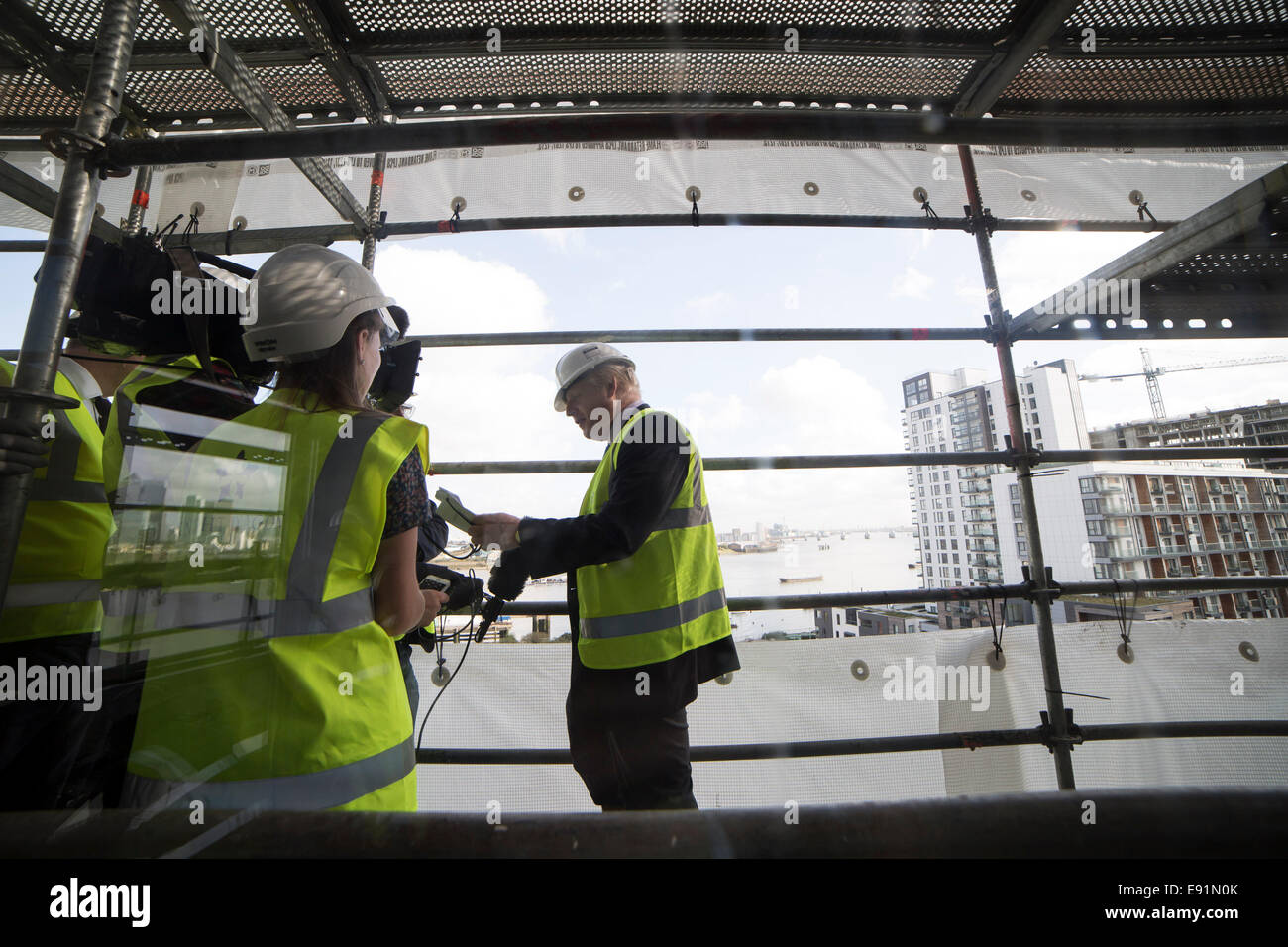 Londra, Regno Unito. Xvii oct, 2014. Il sindaco Boris Johnson visite nuovo vicinato nella penisola di Greenwich 2014 © Guy Corbishley/Alamy Live Foto Stock