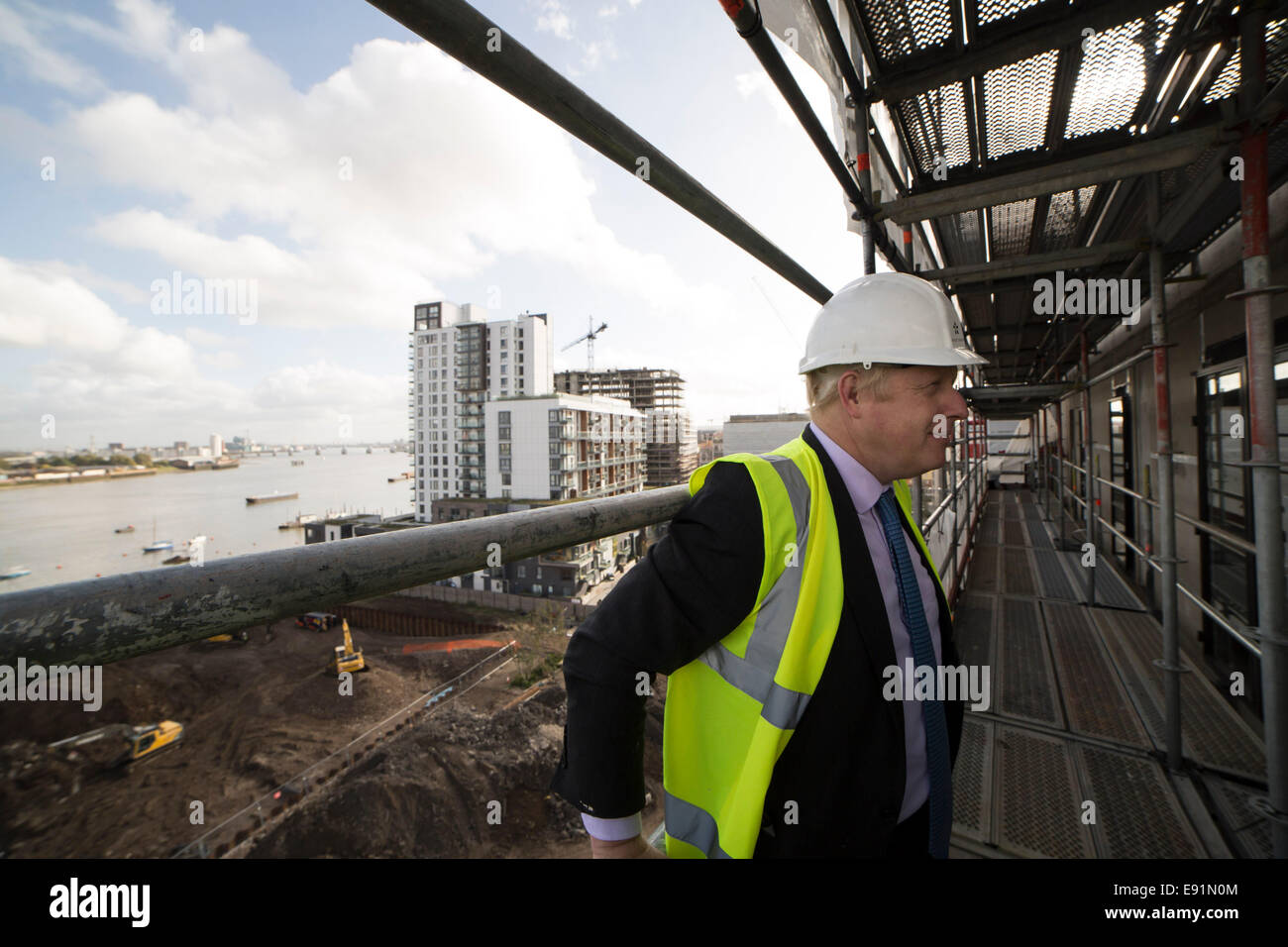 Londra, Regno Unito. Xvii oct, 2014. Il sindaco Boris Johnson visite nuovo vicinato nella penisola di Greenwich 2014 © Guy Corbishley/Alamy Live Foto Stock