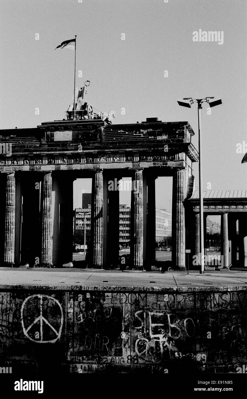 Il muro di Berlino giorni prima è caduto il Nov 9, 1989. Il palazzo del Reichstag e il viale Unter den Linden e a Berlino Est è dietro Foto Stock