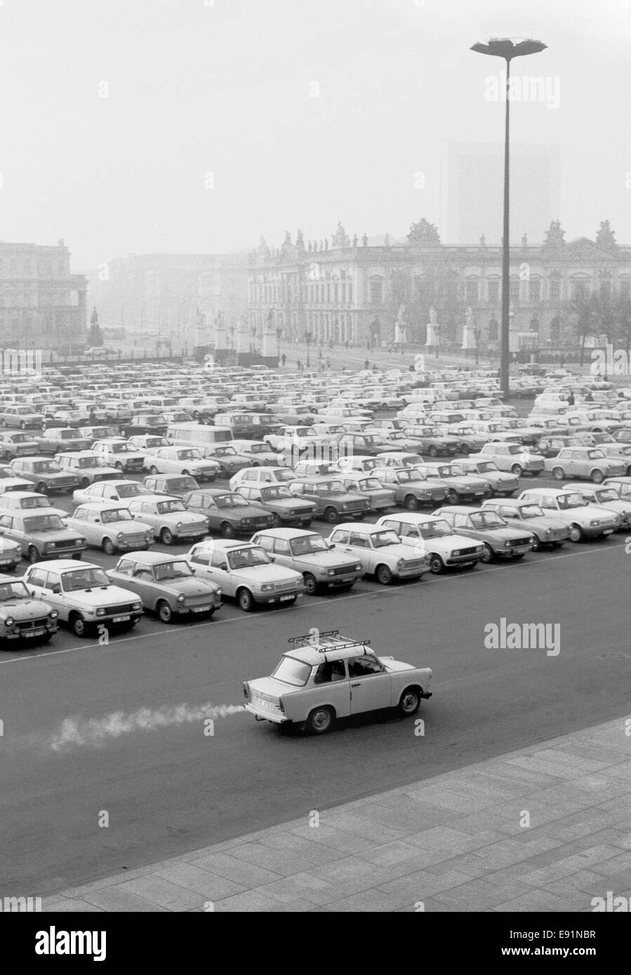 Un smoky Trabant auto guidando lungo Museum Insel, off Unter den Linden in Berlino est intorno al momento della riunificazione il Berl Foto Stock