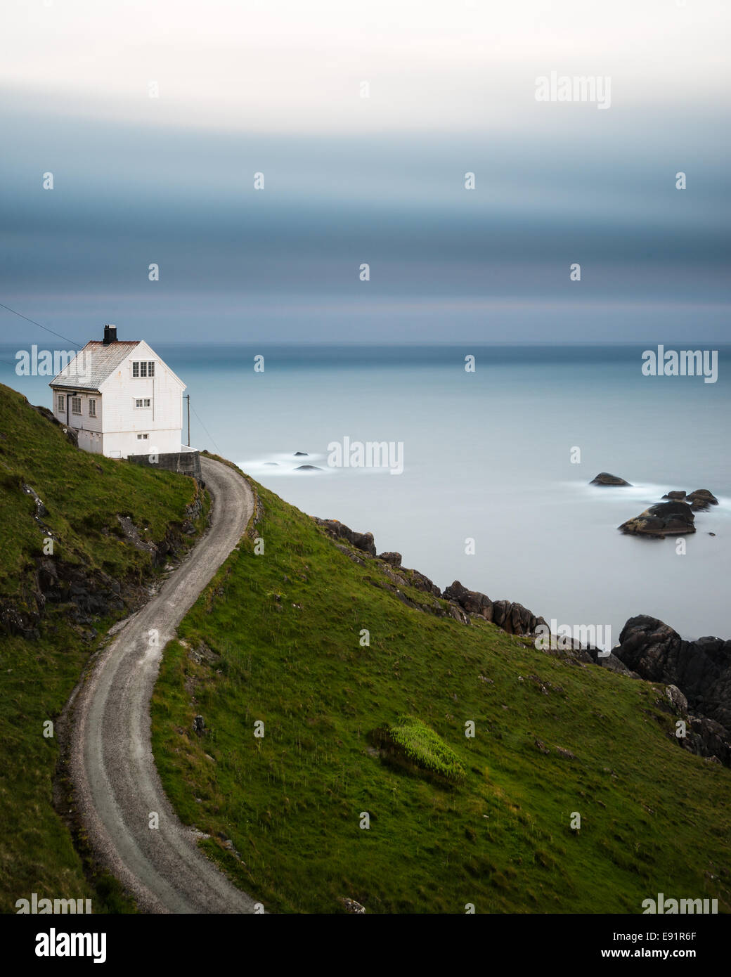 Vicolo che conduce a un bianco country house sulla costa Foto Stock