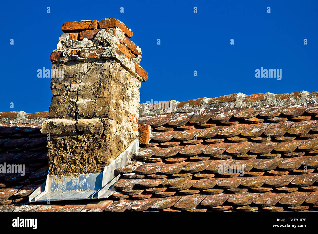 Vecchia ciminiera in mattoni e tetto Foto Stock