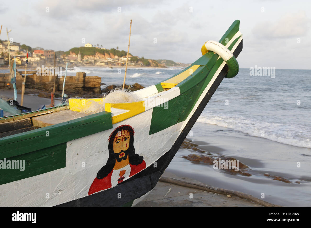 Fishermens barca a Cape Coast Beach Foto Stock