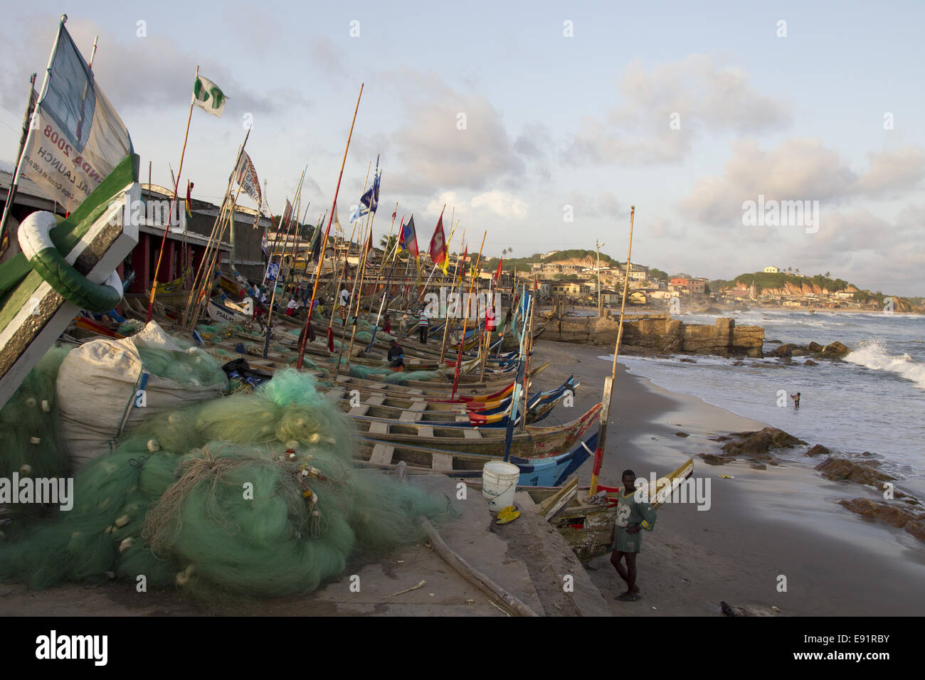 Fishermens barche a Cape Coast Beach Foto Stock