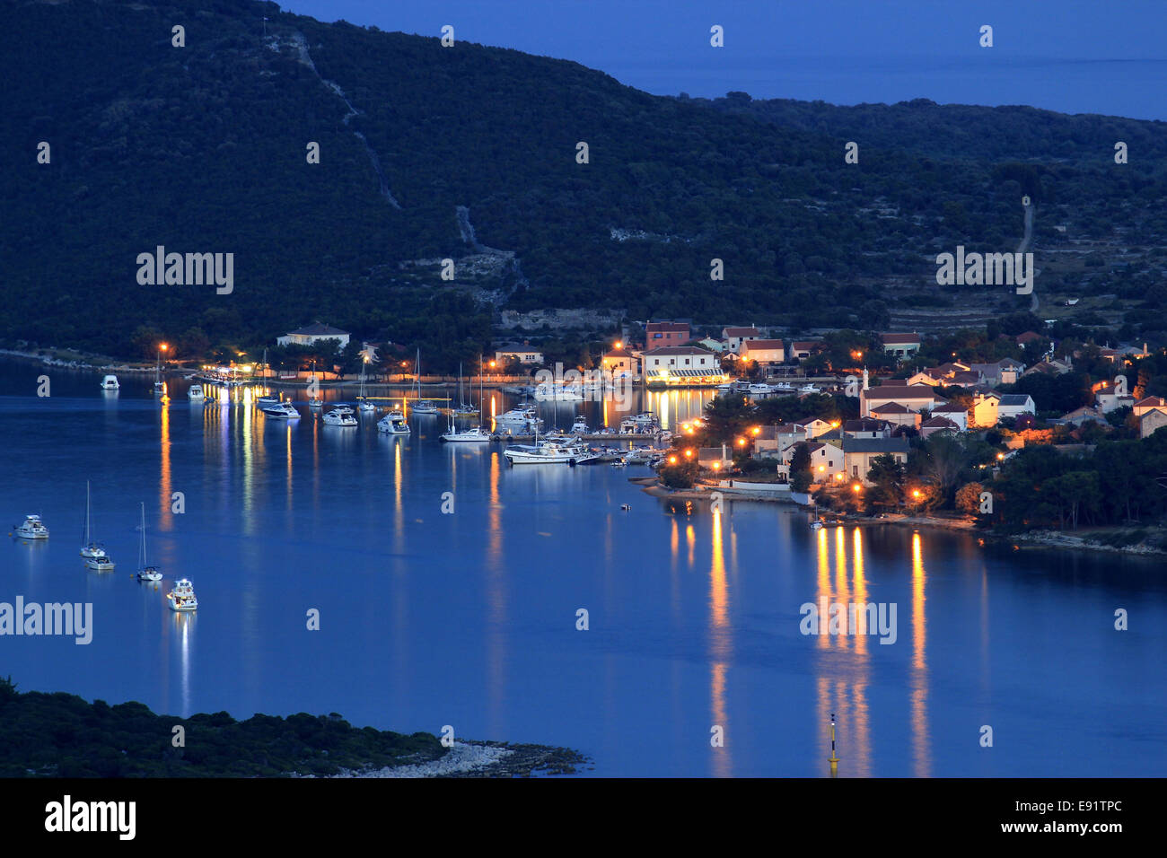 Isola di Ilovik blu vista ora Foto Stock