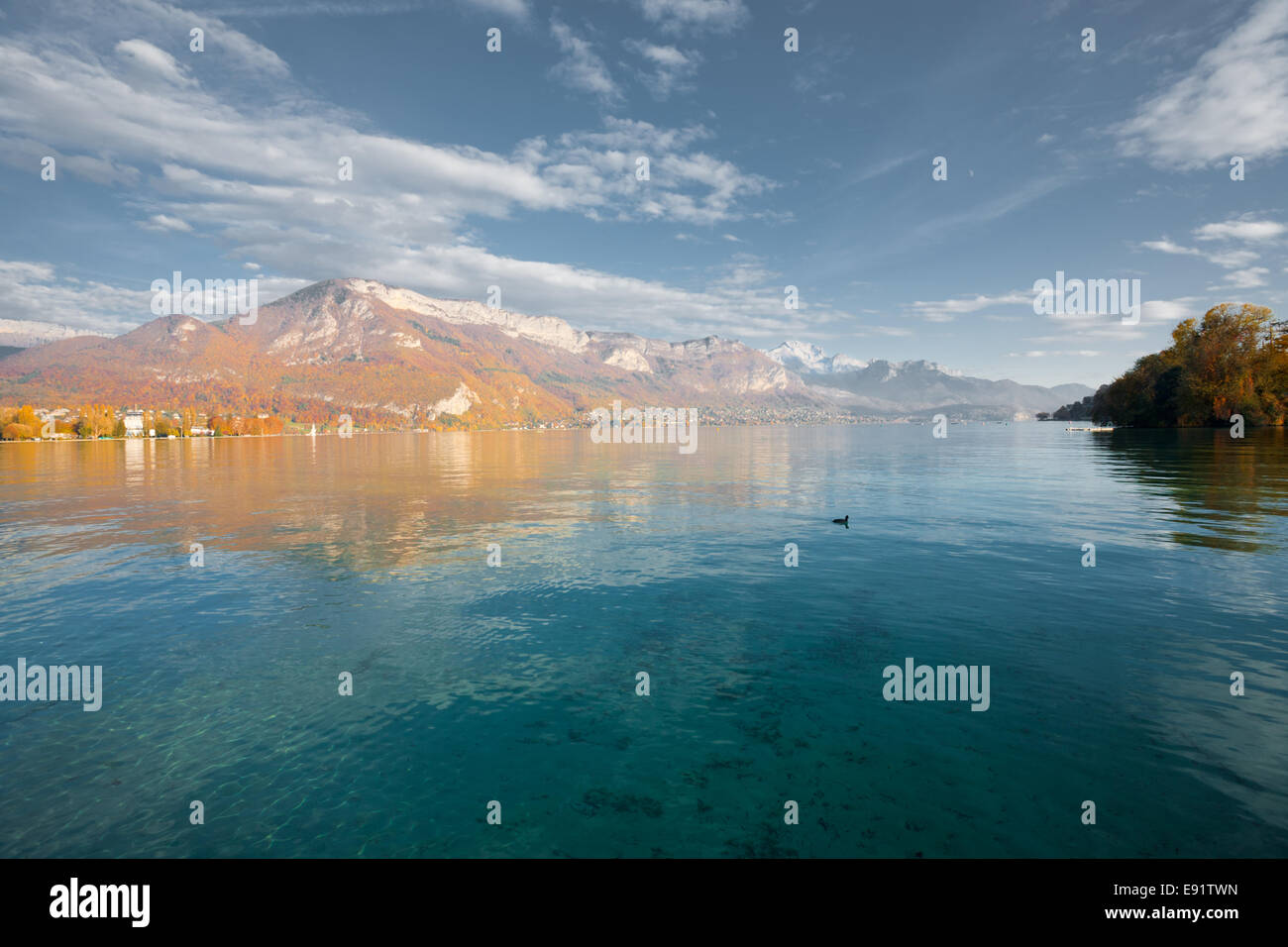 Il lago di Annecy Alpi Autunno colori H Foto Stock