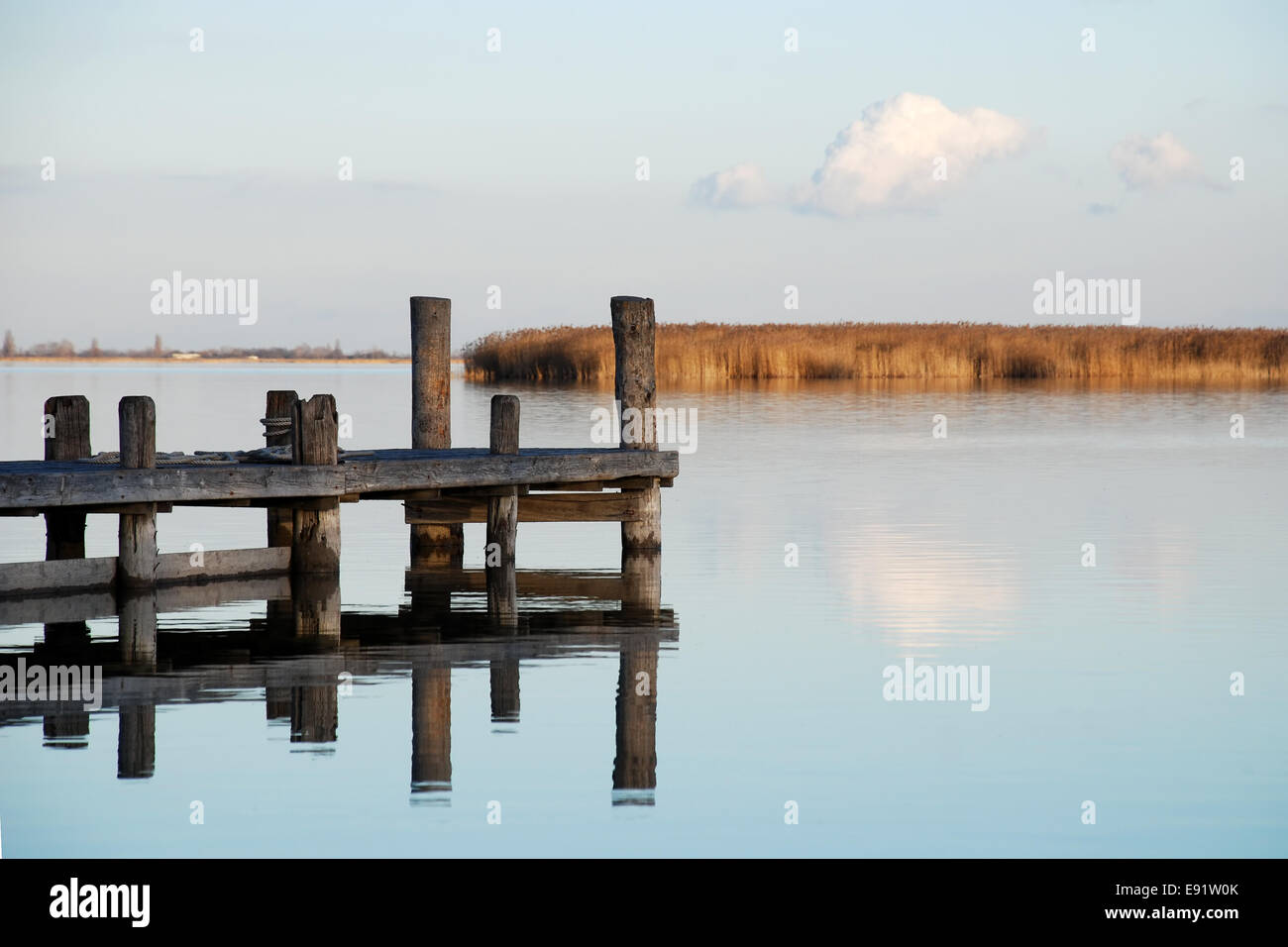 Pontile sul lago Foto Stock