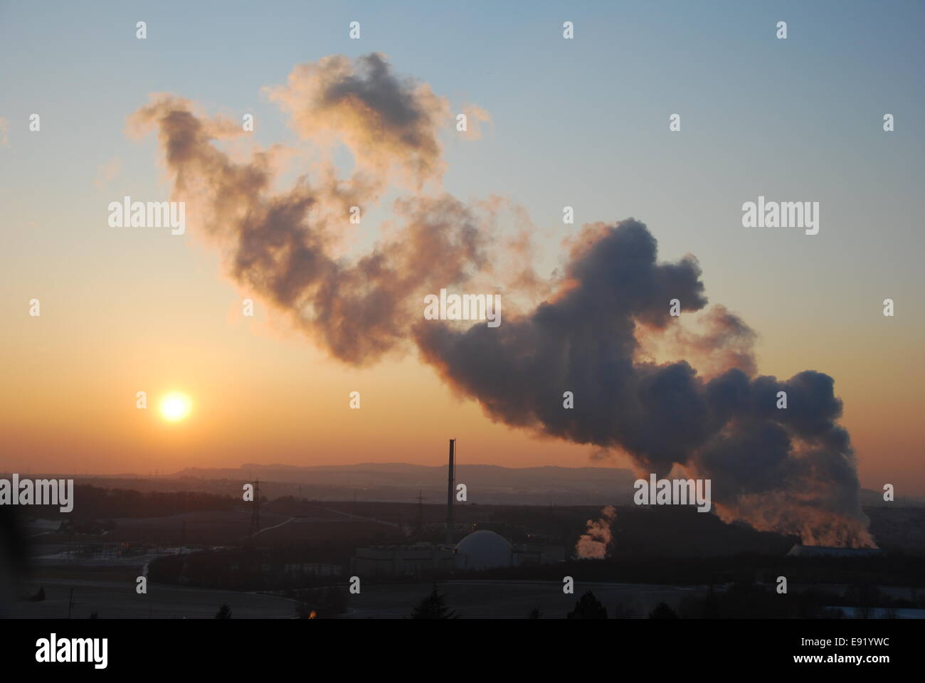 Centrale atomica al tramonto Foto Stock