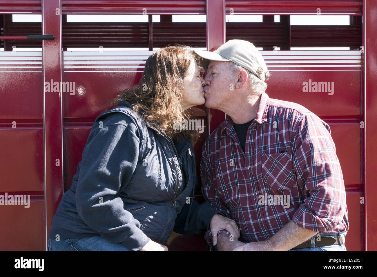 50-60 l uomo e la donna baciare Foto Stock