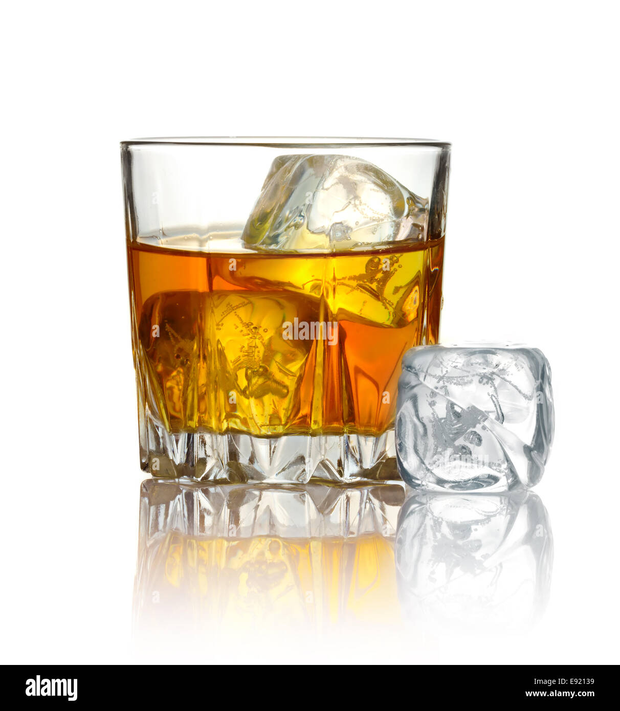 Bicchiere di whiskey e ghiaccio isolato su bianco Foto Stock