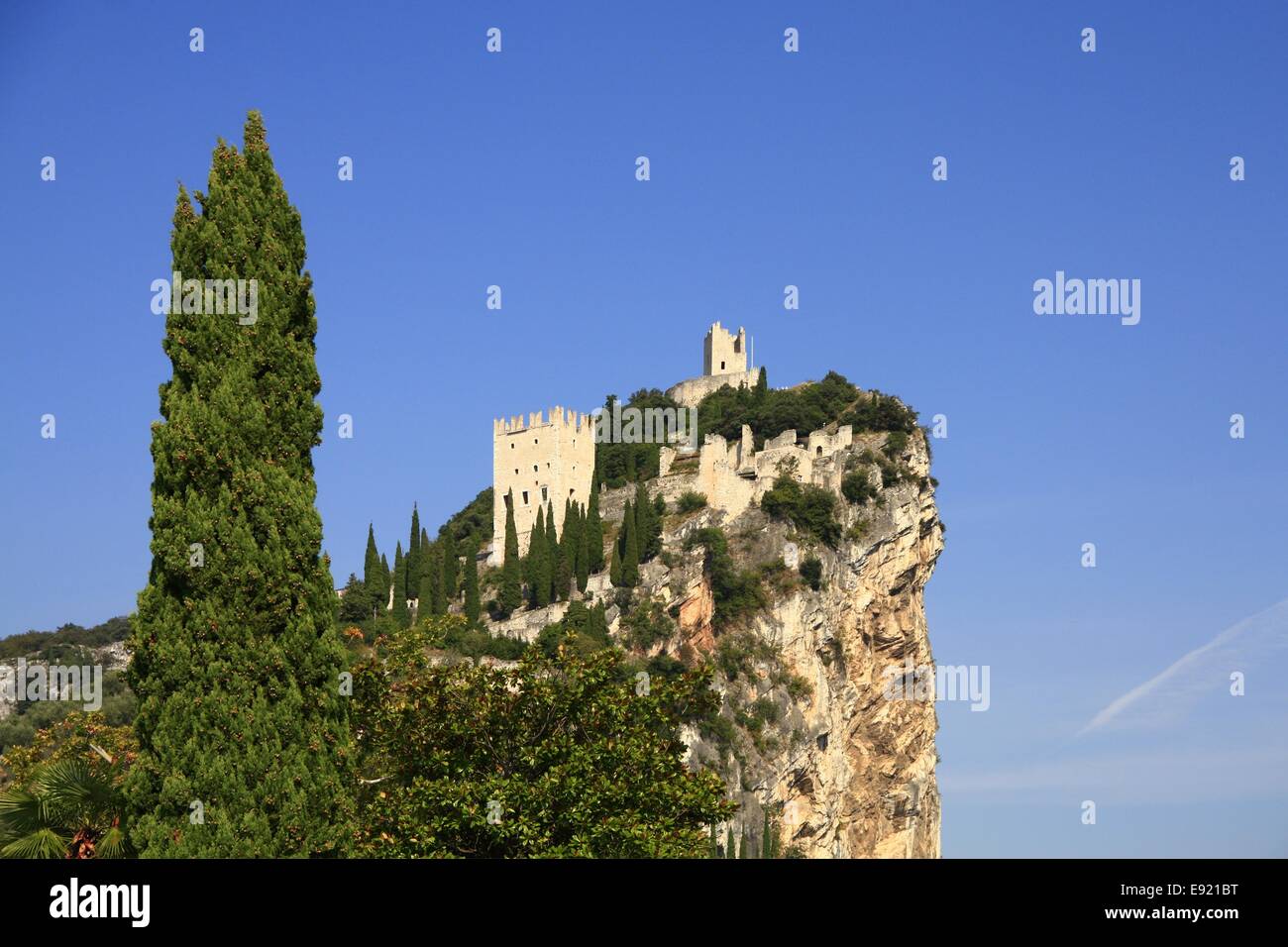 Rovina del castello di Arco, Italia Foto Stock