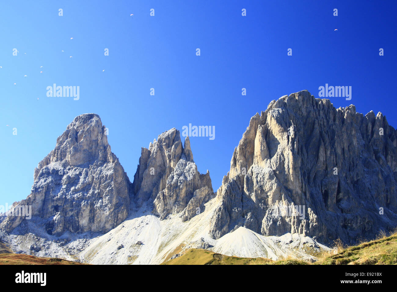 Parapendio sulle vette del Dolomit Foto Stock