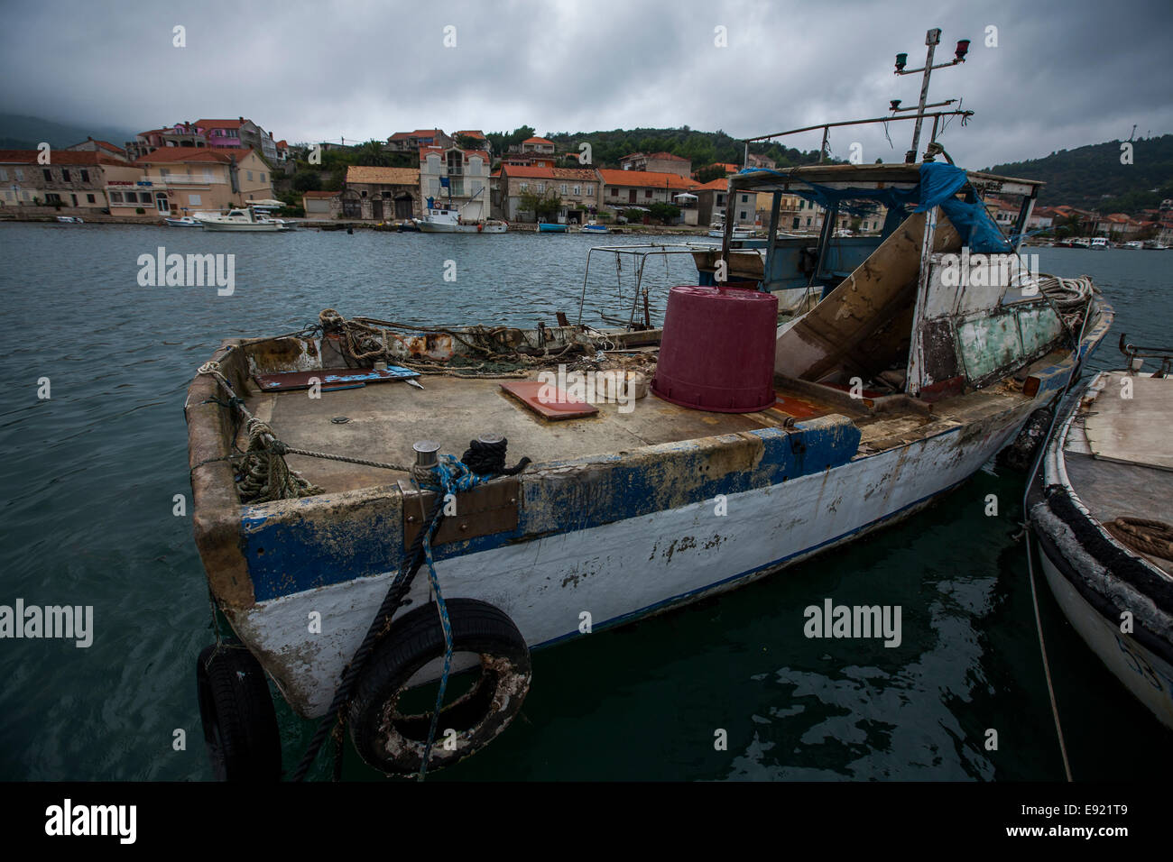 Vecchio devastata la pesca in barca ormeggiata nel porto di Vela Luka, mare Adriatico, Croazia, Europa 2014 Foto Stock