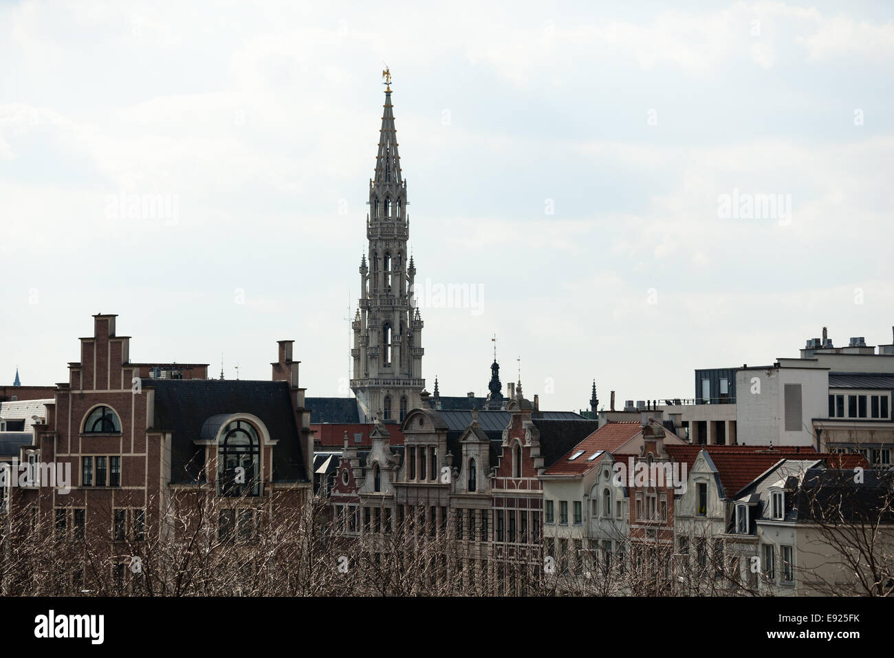 Brussels City Hall tower sugli edifici Foto Stock