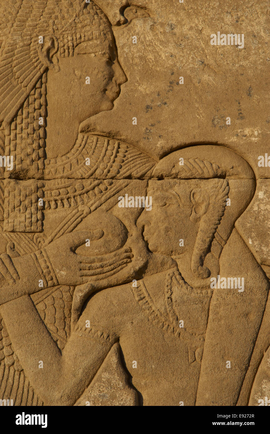 L'Egitto. Dendera. Tempio complesso. Roman Casa Natale di Mammisi. Dea Hathor allattamento suo figlio. Sollievo. Foto Stock