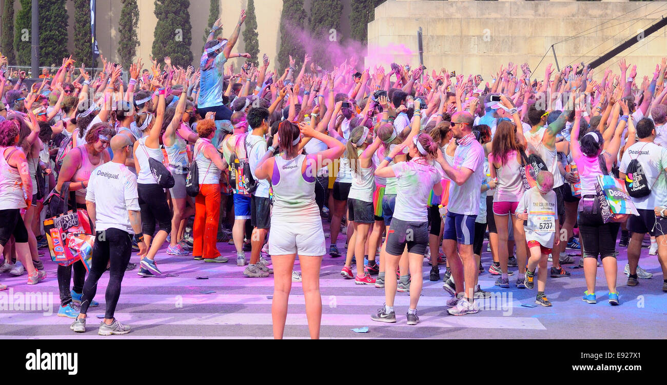 Barcellona - 18 Maggio: persone al Holi Colour Run festa nelle strade della città il 18 maggio 2014 a Barcellona, Spagna. Foto Stock