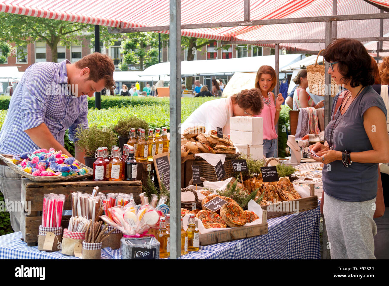 DORDRECHT, Paesi Bassi - 30 giugno 2013: Unidentified venditori e acquirenti potenziali nel mercato del cigno a Dordrecht. Il mercato dello stile di vita Foto Stock