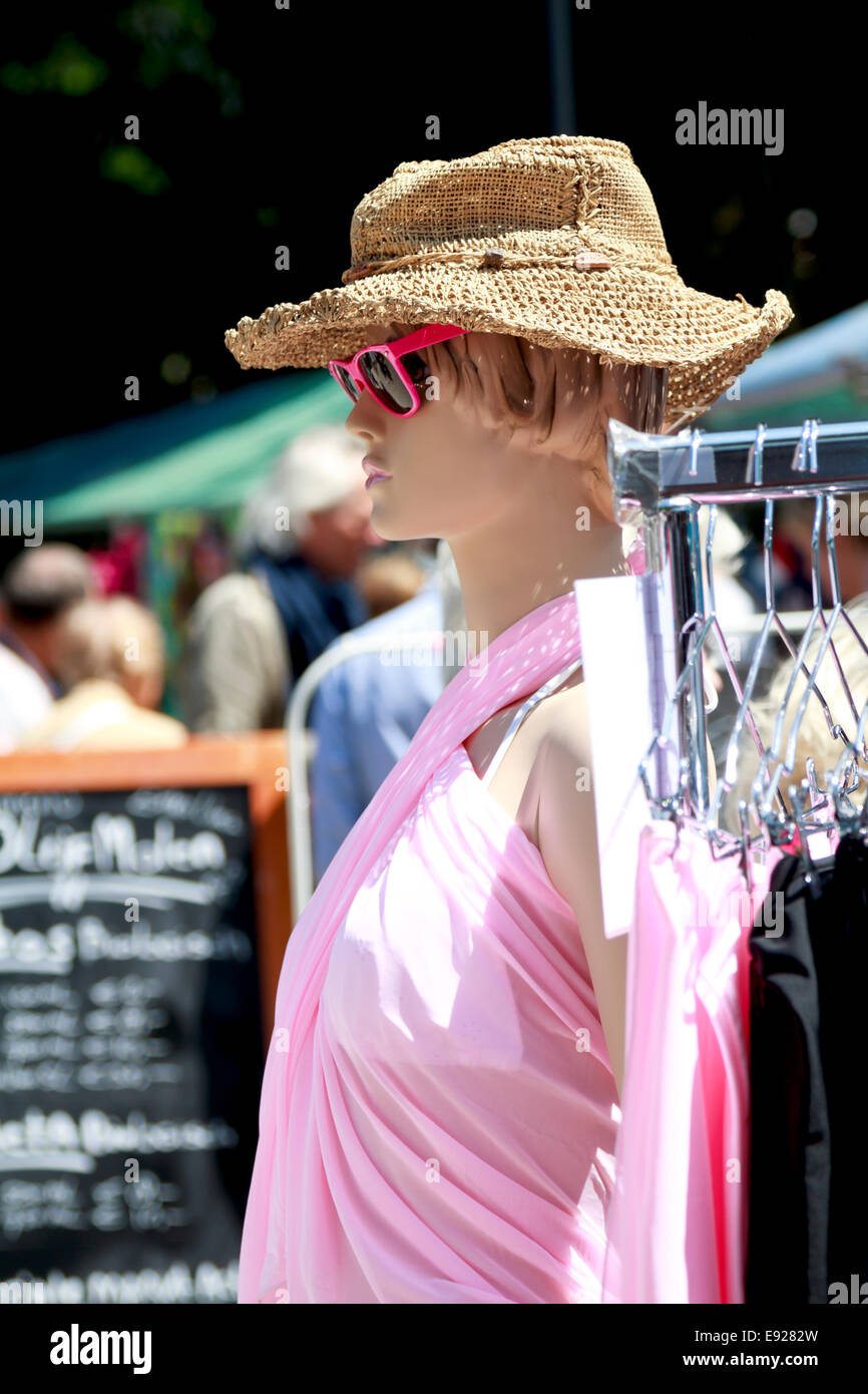 DORDRECHT, Paesi Bassi - 30 giugno 2013: manichino vestito in rosa al mercato Swan a Dordrecht. Foto Stock