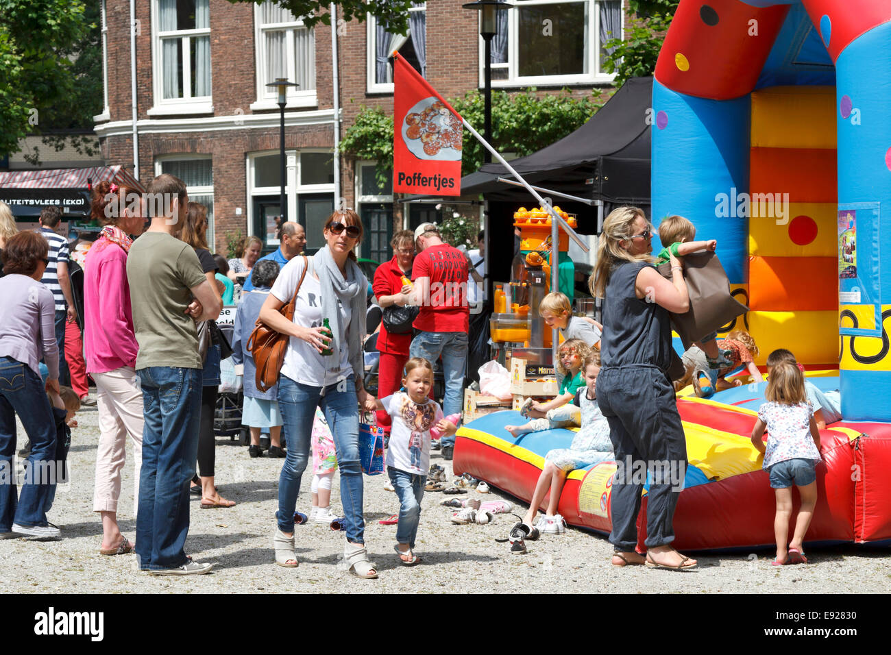 DORDRECHT, Paesi Bassi - 30 giugno 2013: i genitori con bambini che giocano al mercato Swan a Dordrecht. Foto Stock