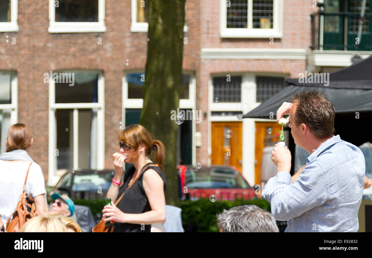 DORDRECHT, Paesi Bassi - 30 giugno 2013: l'uomo non identificato a soffiare bolle al mercato Swan a Dordrecht. Foto Stock