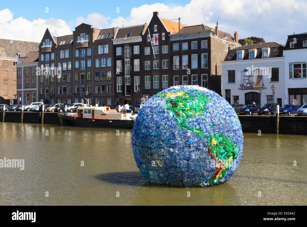 DORDRECHT, Paesi Bassi - 11 agosto: enorme globo di plastica, denominata World cucciolata, realizzato da 6000 bottiglie di plastica. Foto Stock