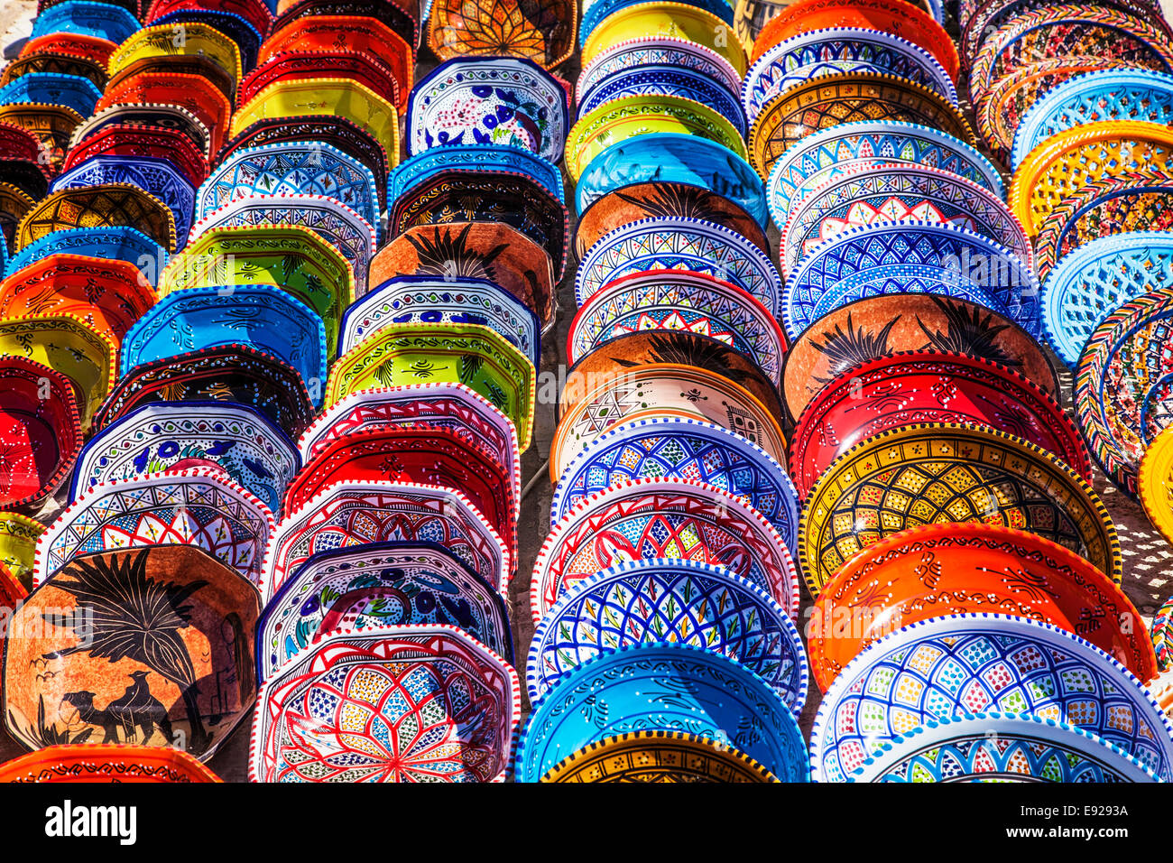 Souvenir ceramiche tunisino visualizzati sul terreno a Port el Kantoui in Tunisia. Foto Stock