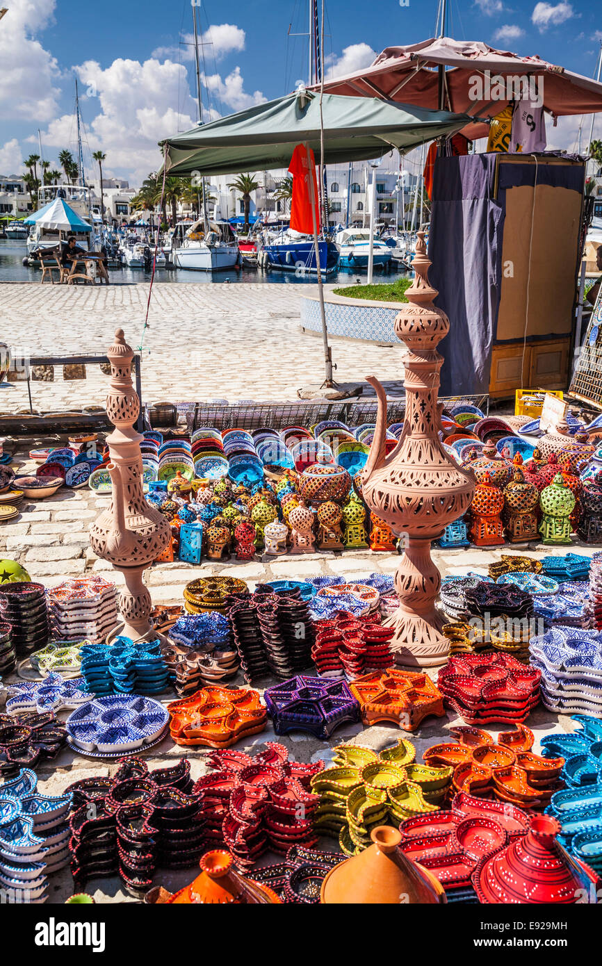 Souvenir ceramiche tunisino visualizzati sul terreno a Port el Kantoui in Tunisia. Foto Stock