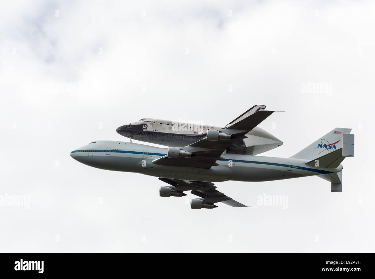 Lo Space Shuttle Discovery vola sopra Washington Foto Stock